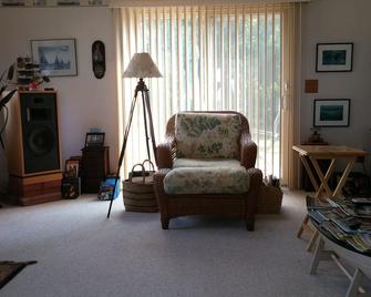 Last Minute Getaway, Walk Acoss The Street To The Beach! Close To Everything! - Swansea - Living room