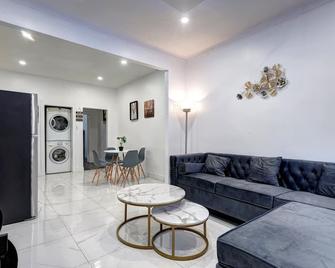 Blue Lounge - Downtown - Lafontaine Park - Longueuil