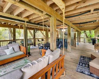 Riverfront Cuero Vacation Home w/ Spacious Deck! - Cuero