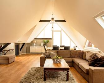 Family villa near the IJsselmeer and forrest - Rijs - Sala de estar