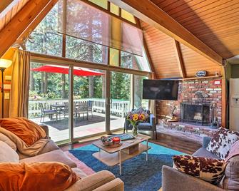 Running Springs A-Frame with Deck and Mtn Views! - Running Springs - Living room