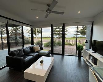 Esperance Waterfront Apartment - Esperance - Living room