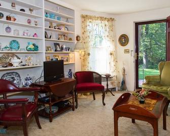 Impressive Cottage Rental with Private Waterfalls near Watkins Glen, New York - Dundee - Living room