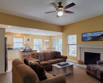 The Salisbury House in Empire Close to Beach - Empire - Living room
