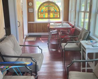 Crystal Springs Lakeside Cottage in Edinboro just steps from the lake! - Edinboro - Sala de estar
