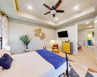 Updated townhome with ensuite bedrooms, workstation, & aquatic center pass - Cedar City - Soveværelse
