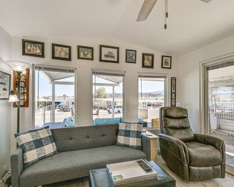 Steps to Beach Lake Havasu City Home with Grill! - Lake Havasu City - Living room