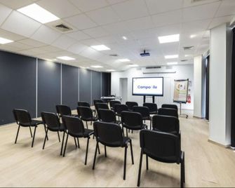 Première Classe Perpignan Nord - Aéroport - Rivesaltes - Sala de reuniones