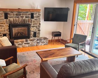 Jay Peak Chalet: Hot Tub, Pool, Ski & Golf - Westfield - Living room