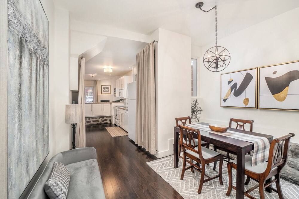 Beautiful, 19th century Semi in the Heart of the Byward Market - אוטאווה - חדר אוכל