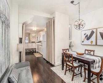 Beautiful, 19th century Semi in the Heart of the Byward Market - אוטאווה - חדר אוכל
