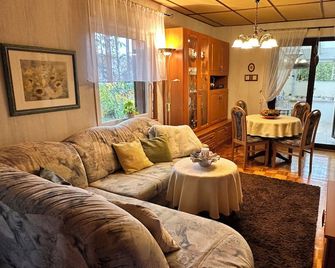The holiday apartment is for 2-4 people in a quiet environment - Südharz - Living room
