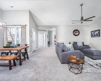 Cozy Industrial Kildaire Farms Home- near Downtown - Cary - Living room