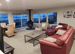 Ocean Front ON the Beach - Golf 14 Minutes to Bandon Dunes! Spectacular Views! - Bandon - Living room