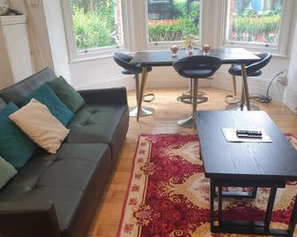 2 Bed Garden Flat West Dulwich Free Street Parking - London - Living room