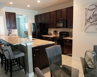 Stylish Modern Home in Quiet Neighborhood! - Apopka - Kitchen