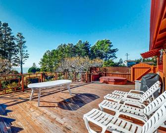 Ocean-view home steps to Russian Gulch State Park with private hot tub - Mendocino - Balcony