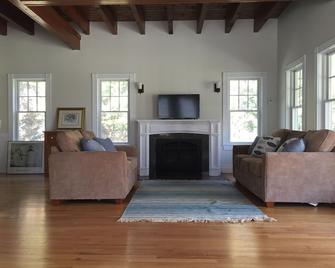 Nonquitt Summer Cottage: Comforts of home close to beach, golf, tennis and fun! - Dartmouth - Soggiorno