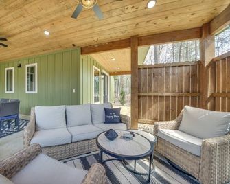 Luxe Forest Hideaway Broken Bow w/ Hot Tub Retreat - Broken Bow - Obývací pokoj