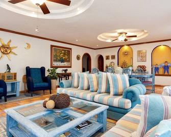 Nice property Colonial-Modern Stlye with a beautiful garden for events. - Cuernavaca - Living room