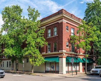 Walk to Dining & Attractions | Free Coffee - Dayton - Building