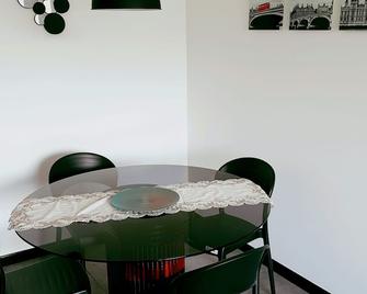 2-bedr. apartment 7 min. walk from the beach in Balneário Camboriú. Equipped and comfortable! - Balneario Camboriú - Comedor