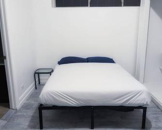 Private 2br/2ba Suites, Desk, Kitchenette, Lake Access, Morse Cta, Loyola Campus - Chicago - Bedroom