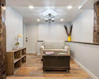 Beautiful 1890 victorian garden unit in the heart of Denver - Denver - Living room