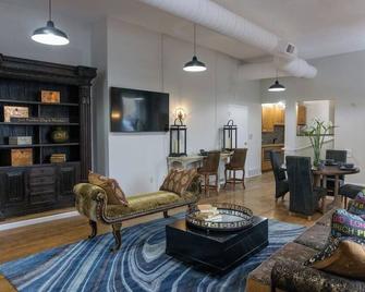 Down Town Poshy-Poshy, upscale 2 bedroom loft - Grove City - Living room