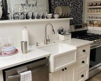 Ruby's Foxcroft Cottage -Steps from Downtown!\nSleeps 6, Covered Deck, Golf Cart - Smithville - Cocina