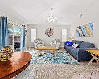 Palm Breeze Bungalow for 10! W/ Incl Golf Cart and Awesome Back Yard! - Panama City Beach - Sala de estar