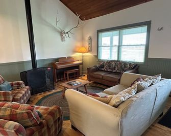 Secluded 1,200 Acre Wyoming Ranch Sleeps 18 with Wildlife, Views and Adventure - Evanston - Stue