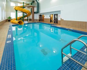 Quality Inn & Suites - Lethbridge - Piscina