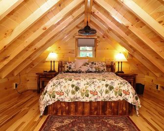 ParadisePeak Hummingbird Cabin with indoor Jacuzzi in the heart of Amish Country - Millersburg - Bedroom