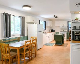 Cozy Cabin in the Forest w BBQ Firepit and More - Carleton Place - Cocina
