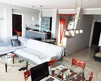t of two fully equipped apartments above each-other on the two top floors of a h - Mánchester - Sala de estar