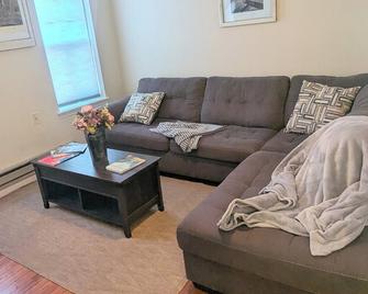 Relaxing Rustic Oasis II, Unit B - 6 minute walk to Downtown! Cyclists Welcome! - Cumberland - Huiskamer