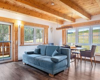 Apartment 'Wohnung Mühlrad' with Balcony and Wi-Fi - Vöhrenbach - Sala de estar