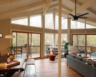 Lake Naomi Chalet - 2hrs from NYC - Pocono Pines - Living room