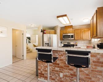 Spacious High Ceilings 5br/3bath. SF Bay Area - Hayward - Kitchen