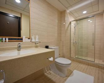 Harbour Suites Hotel - Manama - Bathroom