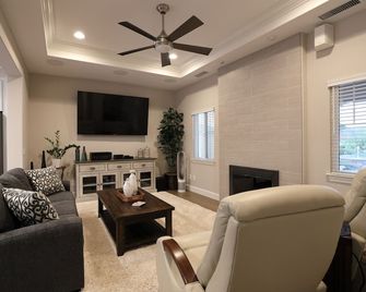 Contemporary, upscale 2BR/2BA - Retirees or Executive - 55+ - São Diego - Sala de estar