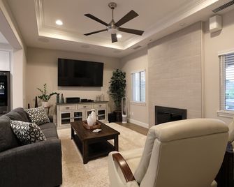 Contemporary, upscale 2BR/2BA - Retirees or Executive - 55+ - סן דייגו - סלון