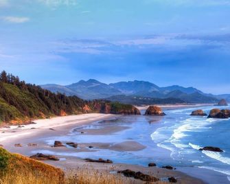 Fantastic Central Rockaway Location, Pet Friendly, All New Décor, Walk to Beach and Downtown, Unit 4 - Rockaway Beach - Bãi biển