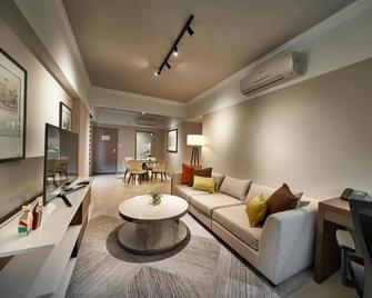 Stylish 2 Br 1000 Sqft Near Great World Mrt Station - Singapur - Wohnzimmer