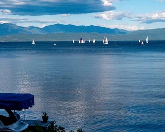 Modern cottage with amazing views of Flathead Lake and the Rocky Mountains - Somers - Playa