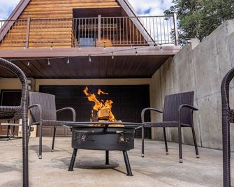 Cabin A Deer Wood with hot tub - Fort Payne - Innenhof