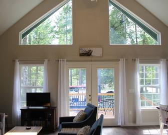 Cozy Bears Den Cabin just off Lake Kokanee - Hoodsport - Living room