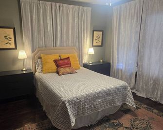 Historic, Cozy Home in the Heart of Town - Jacksonville - Schlafzimmer