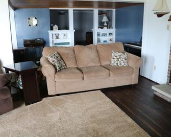 Chautauqua Lake Sunsets - Celoron - Living room